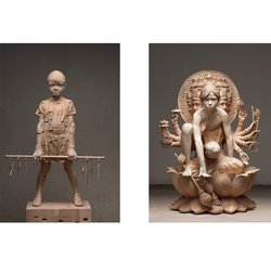 Gehard Demetz, DADDY’S SHOES, 2019, Lindenholz, 170×79×38 cm (links); HOME OF GREAT DAUGHTERS AND SONS, 2021, Lindenholz, 125×100×70 cm (rechts), © VG-Bildkunst Bonn