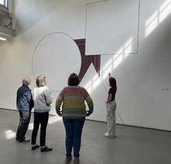 AUSSTELLUNGSFÜHRUNG with young art guide