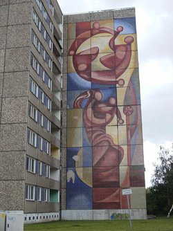 Wandbilder ‚Der Weg der Roten Fahne‘ und ‚Familie‘ in Dresden – Abgehangen, abgebaut. 