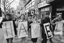 12. Dezember 1989: Studenten demonstrieren in Prag für die Wahl des Dissidenten, Dramatikers und Menschenrechtsaktivisten Václav Havel als neuen Präsidenten der Tschechoslowakei. © picture alliance / ČTK, Foto: Petr Matička, Michal Kalina