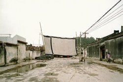 Armin Linke, Cinema Screen, Guiyu China, 2005, C-Print, 150 x 200 cm, Leihgabe: Klosterfelde, Berlin