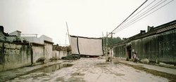 Armin Linke, Cinema Screen, Guiyu China, 2005, C-Print, 150 x 200 cm, Leihgabe: Klosterfelde, Berlin