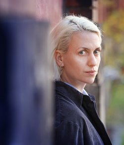 Performance/Tanz: The Art of Touch Performance/Tanz: The Art of Touch - Cindy Hammer, Performance/Tanz: The Art of Touch Bewegung als Resonanzraum (Foto: Amac Garbe).