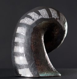 "Raku-Keramik" - Simon Hof, Spirale, Raku-Keramik, 35×23×20 cm.