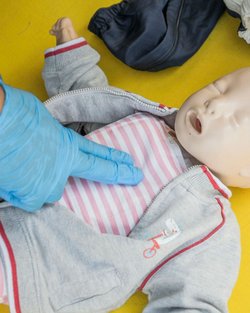 Familien-Thementreff: Erste Hilfe am Kind - Familien-Thementreff: Erste Hilfe am Kind