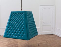 Gabo Camnitzer, "The Motivator", 2010, Kette, Holz, Schaum, Polster, © Stefan Kaz, Berlin