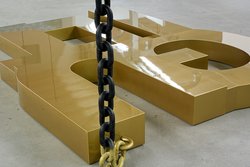 Monica Bonvicini, 62 Tons of Guilt, 2018, Ketten, MDF in Gold lackiert, (Detail), Fotograf: Andreas Seeliger