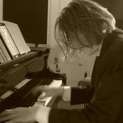 Konzert: Glass_Frahm_Wohlgenannt – die Utopie der Nische, Stefan Eder (Flügel)