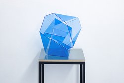 Antje Blumenstein, TWO FOLDED PIECES 08, 2020, floureszierendes Acrylglas und Stahl, 150 x 45 x 45 cm, Foto: M. Bogumil (courtesy: Galerie Nanna Preußners/A. Blumenstein)