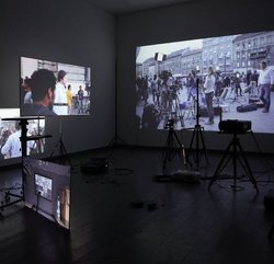Timo Herbst, Marcus Nebe, Play by rules (Budapest), 2015/2016, 5-Kanal-HD-Videoinstallation; Förderankauf der Kulturstiftung des Freistaates Sachsen 2017, Kunstfonds, Staatliche Kunstsammlungen Dresden ©VG Bildkunst - VIDEOABEND Verantwortung übernehmen