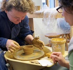 Make ceramic pots on the wheel