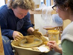 Make ceramic pots on the wheel