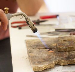Feine Glanzstücke: Schmuckgestaltung
