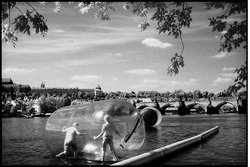 Jan Jindra, aus der Serie CHARLES BRIDGE, PRAGUE, 2019, S/W-Druck auf Dibond-Platte, 100 x 62 cm