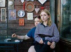 Zwischen Dokument und Empathie – Portrait, Reportage und fotografische Erzählung mit Natalia Kepesz - Hilde Pank, un_versehrt / in_jured. Fotoserie, 2020.