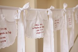 Karen Packebusch, Kriegerinnen, aus: Doing the Dirty Work, 2017, Stickerei auf Baumwolle, 25 Schürzen, geknotet